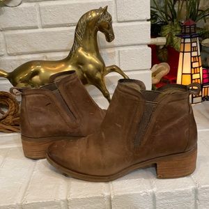 KORKS Leather tan ankle boots